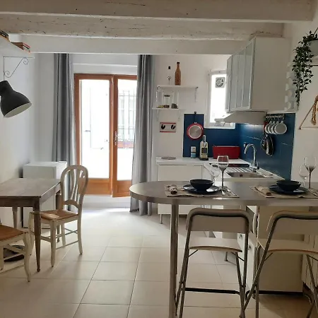 Studio Situe Au Centre Historique De Апартаменты *