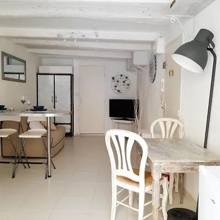 Studio Situe Au Centre Historique De Апартаменты